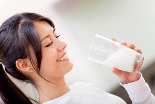 niña bebiendo leche en una dieta cetogénica