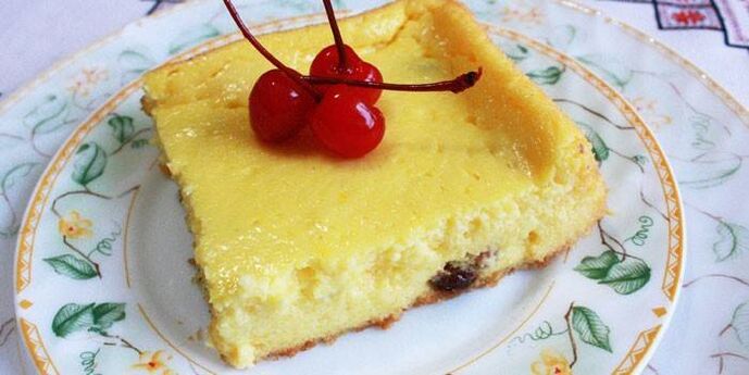 Cazuela de requesón para el desayuno o la merienda en el menú de nutrición saludable durante un mes