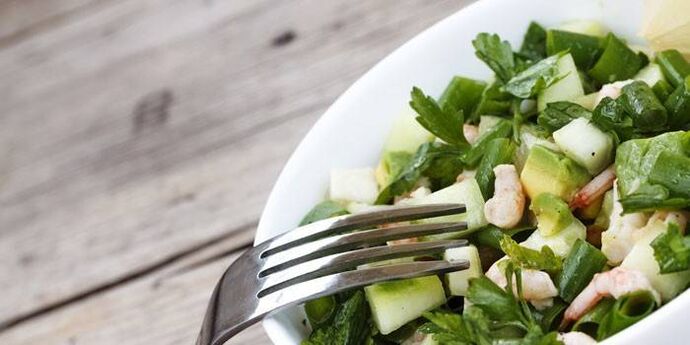 La ensalada de verduras debe estar presente a menudo en la dieta para adelgazar