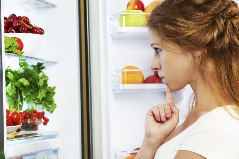 la chica elige comida con gastritis