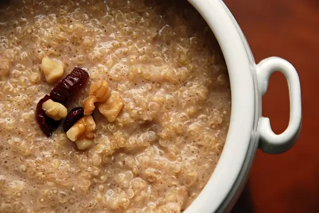 Al seguir el día de cereales de la dieta de los 6 pétalos se permite añadir unas cuantas nueces a la papilla. 