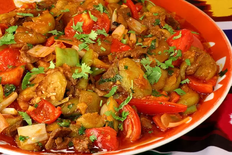 Tomates, pimientos y berenjenas guisados el plato de verduras del día de la dieta de los 6 pétalos. 